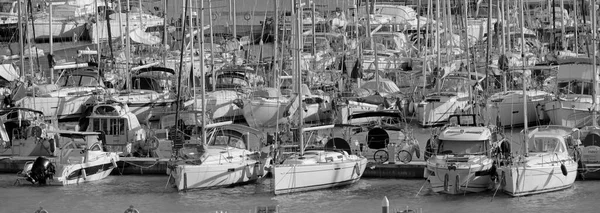 イタリア シチリア島 地中海 マリーナ ラグーザ ラグーザ州 12月2021 ポート内の高級ヨット Editorial — ストック写真