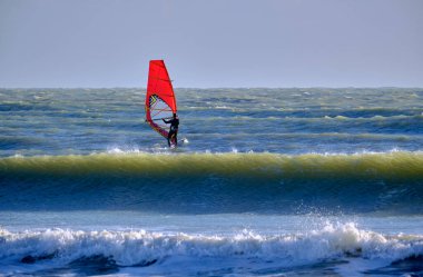 İtalya, Sicilya, Akdeniz, Marina di Ragusa (Ragusa ili); 7 Aralık 2021, denizde rüzgar sörfçüsü - EDITORIAL