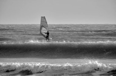 İtalya, Sicilya, Akdeniz, Marina di Ragusa (Ragusa ili); 7 Aralık 2021, denizde rüzgar sörfçüsü - EDITORIAL