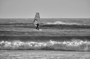 İtalya, Sicilya, Akdeniz, Marina di Ragusa (Ragusa ili); 7 Aralık 2021, denizde rüzgar sörfçüsü - EDITORIAL