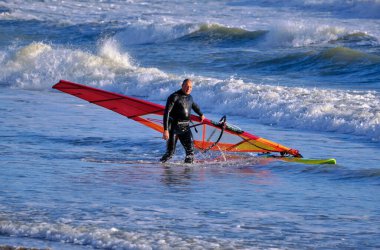 İtalya, Sicilya, Akdeniz, Marina di Ragusa (Ragusa ili); 7 Aralık 2021, denizde rüzgar sörfçüsü - EDITORIAL