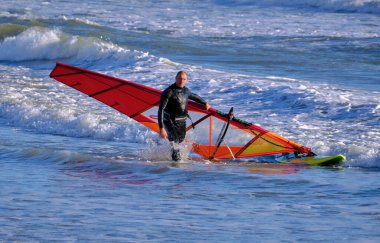 İtalya, Sicilya, Akdeniz, Marina di Ragusa (Ragusa ili); 7 Aralık 2021, denizde rüzgar sörfçüsü - EDITORIAL