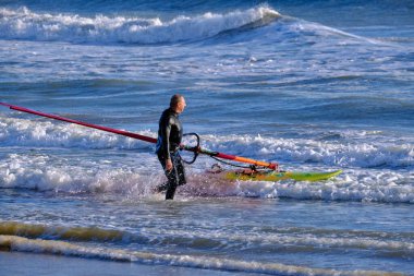 İtalya, Sicilya, Akdeniz, Marina di Ragusa (Ragusa ili); 7 Aralık 2021, denizde rüzgar sörfçüsü - EDITORIAL