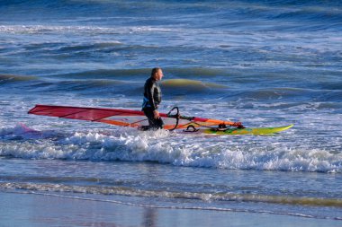 İtalya, Sicilya, Akdeniz, Marina di Ragusa (Ragusa ili); 7 Aralık 2021, denizde rüzgar sörfçüsü - EDITORIAL