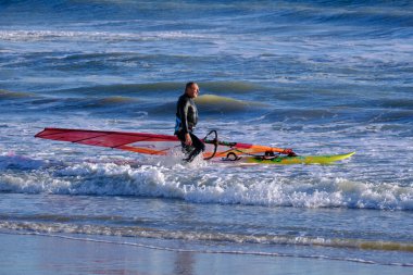 İtalya, Sicilya, Akdeniz, Marina di Ragusa (Ragusa ili); 7 Aralık 2021, denizde rüzgar sörfçüsü - EDITORIAL