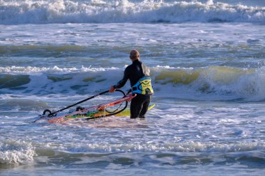 İtalya, Sicilya, Akdeniz, Marina di Ragusa (Ragusa ili); 7 Aralık 2021, denizde rüzgar sörfçüsü - EDITORIAL