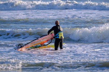 İtalya, Sicilya, Akdeniz, Marina di Ragusa (Ragusa ili); 7 Aralık 2021, denizde rüzgar sörfçüsü - EDITORIAL