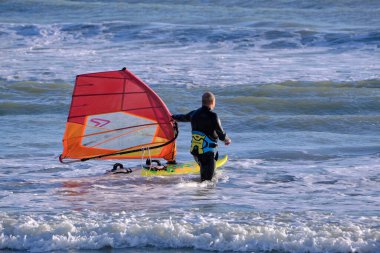 İtalya, Sicilya, Akdeniz, Marina di Ragusa (Ragusa ili); 7 Aralık 2021, denizde rüzgar sörfçüsü - EDITORIAL