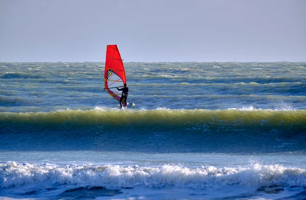 İtalya, Sicilya, Akdeniz, Marina di Ragusa (Ragusa ili); 7 Aralık 2021, denizde rüzgar sörfçüsü - EDITORIAL