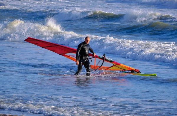 İtalya, Sicilya, Akdeniz, Marina di Ragusa (Ragusa ili); 7 Aralık 2021, denizde rüzgar sörfçüsü - EDITORIAL