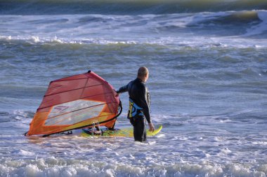 İtalya, Sicilya, Akdeniz, Marina di Ragusa (Ragusa ili); 7 Aralık 2021, denizde rüzgar sörfçüsü - EDITORIAL