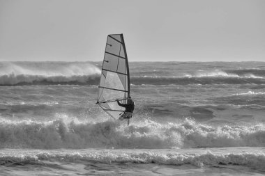 İtalya, Sicilya, Akdeniz, Marina di Ragusa (Ragusa ili); 7 Aralık 2021, denizde rüzgar sörfçüsü - EDITORIAL