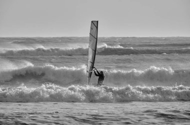 İtalya, Sicilya, Akdeniz, Marina di Ragusa (Ragusa Eyaleti); denizdeki rüzgar sörfçüsü 