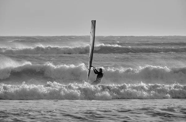 Włochy Sycylia Morze Śródziemne Marina Ragusa Prowincja Ragusa Windsurfer Morzu — Zdjęcie stockowe