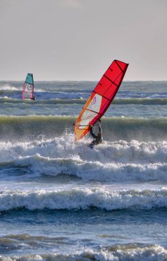 İtalya, Sicilya, Akdeniz, Marina di Ragusa (Ragusa Eyaleti); denizde rüzgar sörfçüleri 