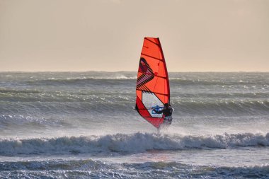 İtalya, Sicilya, Akdeniz, Marina di Ragusa (Ragusa ili); 7 Aralık 2021, denizde rüzgar sörfçüsü - EDITORIAL