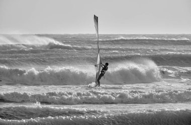 İtalya, Sicilya, Akdeniz, Marina di Ragusa (Ragusa Eyaleti); denizde rüzgar sörfçüleri 