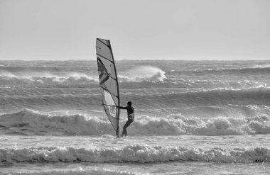 İtalya, Sicilya, Akdeniz, Marina di Ragusa (Ragusa ili); 7 Aralık 2021, denizde rüzgar sörfçüsü - EDITORIAL