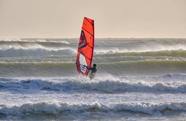 İtalya, Sicilya, Akdeniz, Marina di Ragusa (Ragusa ili); 7 Aralık 2021, denizde rüzgar sörfçüsü - EDITORIAL