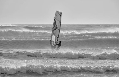 İtalya, Sicilya, Akdeniz, Marina di Ragusa (Ragusa ili); 7 Aralık 2021, denizde rüzgar sörfçüsü - EDITORIAL