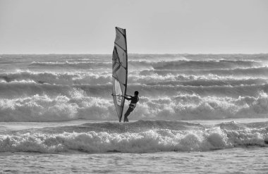 İtalya, Sicilya, Akdeniz, Marina di Ragusa (Ragusa ili); 7 Aralık 2021, denizde rüzgar sörfçüsü - EDITORIAL