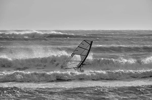 Talya Sicilya Akdeniz Marina Ragusa Ragusa Eyaleti Denizdeki Rüzgar Sörfçüsü — Stok fotoğraf