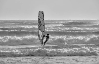 İtalya, Sicilya, Akdeniz, Marina di Ragusa (Ragusa ili); 7 Aralık 2021, denizde rüzgar sörfçüsü - EDITORIAL