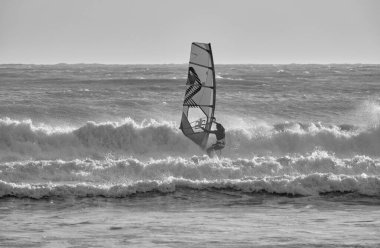 İtalya, Sicilya, Akdeniz, Marina di Ragusa (Ragusa ili); 7 Aralık 2021, denizde rüzgar sörfçüsü - EDITORIAL