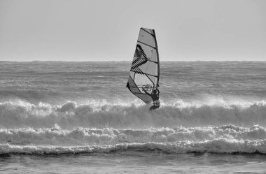 İtalya, Sicilya, Akdeniz, Marina di Ragusa (Ragusa ili); 7 Aralık 2021, denizde rüzgar sörfçüsü - EDITORIAL