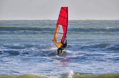 İtalya, Sicilya, Akdeniz, Marina di Ragusa (Ragusa ili); 7 Aralık 2021, denizde rüzgar sörfçüsü - EDITORIAL