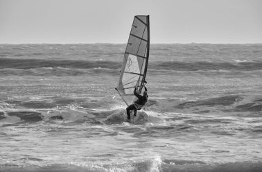 İtalya, Sicilya, Akdeniz, Marina di Ragusa (Ragusa ili); 7 Aralık 2021, denizde rüzgar sörfçüsü - EDITORIAL