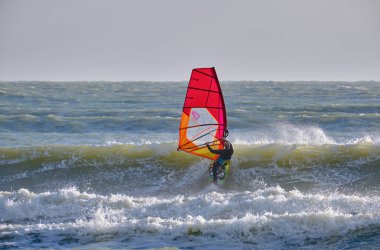 İtalya, Sicilya, Akdeniz, Marina di Ragusa (Ragusa ili); 7 Aralık 2021, denizde rüzgar sörfçüsü - EDITORIAL