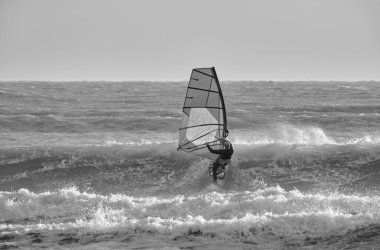 İtalya, Sicilya, Akdeniz, Marina di Ragusa (Ragusa ili); 7 Aralık 2021, denizde rüzgar sörfçüsü - EDITORIAL