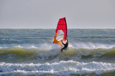 İtalya, Sicilya, Akdeniz, Marina di Ragusa (Ragusa Eyaleti); denizdeki rüzgar sörfçüsü 