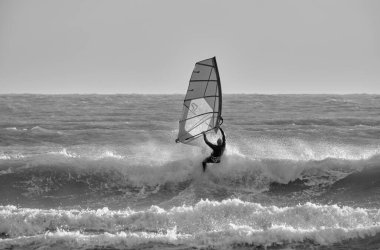 İtalya, Sicilya, Akdeniz, Marina di Ragusa (Ragusa Eyaleti); denizdeki rüzgar sörfçüsü 