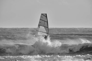 İtalya, Sicilya, Akdeniz, Marina di Ragusa (Ragusa Eyaleti); denizdeki rüzgar sörfçüsü 