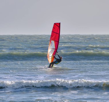 İtalya, Sicilya, Akdeniz, Marina di Ragusa (Ragusa Eyaleti); denizdeki rüzgar sörfçüsü 
