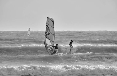 İtalya, Sicilya, Akdeniz, Marina di Ragusa (Ragusa ili); 7 Aralık 2021, denizde rüzgar sörfçüleri - EDITORIAL