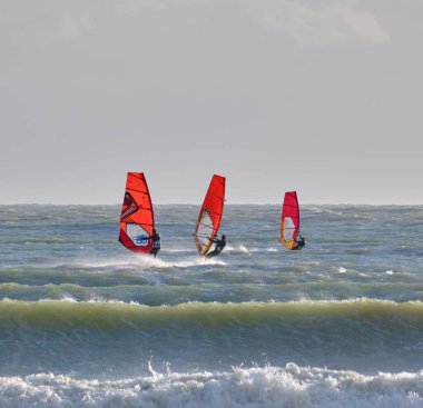 İtalya, Sicilya, Akdeniz, Marina di Ragusa (Ragusa ili); 7 Aralık 2021, denizde rüzgar sörfçüleri - EDITORIAL