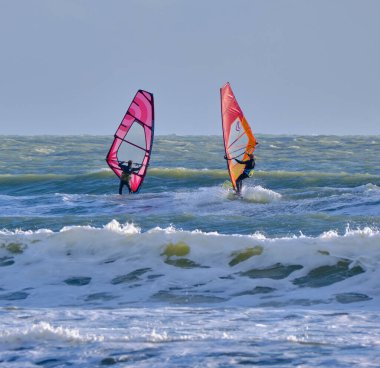 İtalya, Sicilya, Akdeniz, Marina di Ragusa (Ragusa ili); 7 Aralık 2021, denizde rüzgar sörfçüleri - EDITORIAL