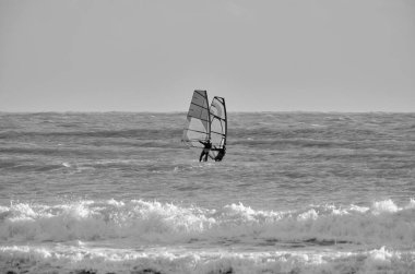 İtalya, Sicilya, Akdeniz, Marina di Ragusa (Ragusa ili); 7 Aralık 2021, denizde rüzgar sörfçüleri - EDITORIAL