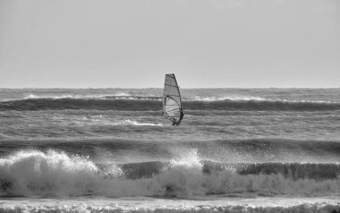 İtalya, Sicilya, Akdeniz, Marina di Ragusa (Ragusa ili); 7 Aralık 2021, denizde rüzgar sörfçüsü - EDITORIAL