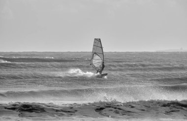 İtalya, Sicilya, Akdeniz, Marina di Ragusa (Ragusa ili); 7 Aralık 2021, denizde rüzgar sörfçüsü - EDITORIAL