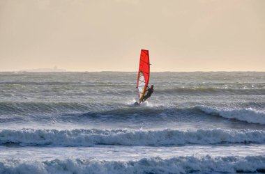 İtalya, Sicilya, Akdeniz, Marina di Ragusa (Ragusa Eyaleti); denizdeki rüzgar sörfçüsü 