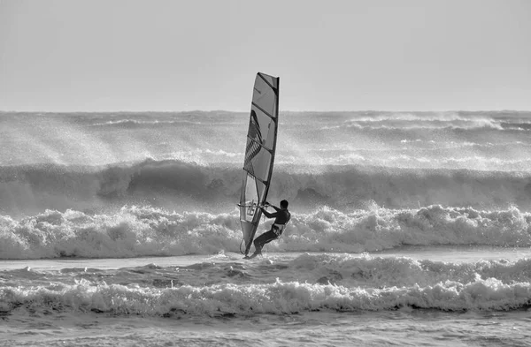 İtalya, Sicilya, Akdeniz, Marina di Ragusa (Ragusa ili); 7 Aralık 2021, denizde rüzgar sörfçüsü - EDITORIAL