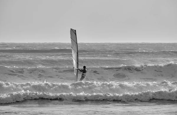 İtalya, Sicilya, Akdeniz, Marina di Ragusa (Ragusa Eyaleti); denizdeki rüzgar sörfçüsü 