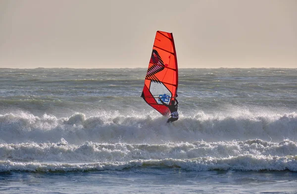 İtalya, Sicilya, Akdeniz, Marina di Ragusa (Ragusa ili); 7 Aralık 2021, denizde rüzgar sörfçüsü - EDITORIAL