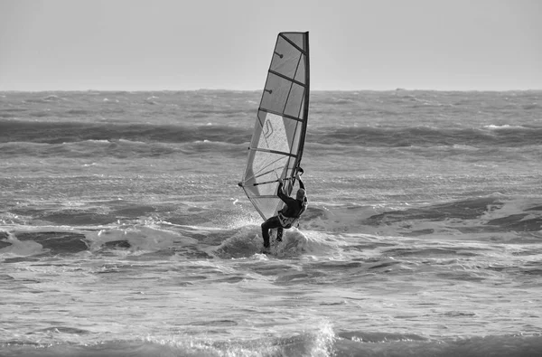 İtalya, Sicilya, Akdeniz, Marina di Ragusa (Ragusa ili); 7 Aralık 2021, denizde rüzgar sörfçüsü - EDITORIAL