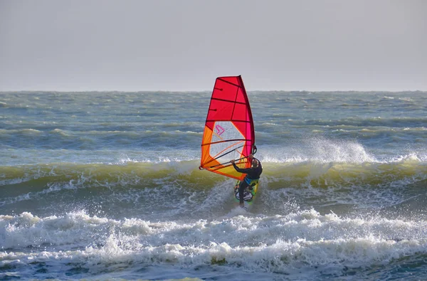 İtalya, Sicilya, Akdeniz, Marina di Ragusa (Ragusa ili); 7 Aralık 2021, denizde rüzgar sörfçüsü - EDITORIAL