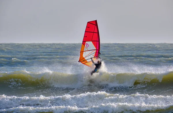 İtalya, Sicilya, Akdeniz, Marina di Ragusa (Ragusa Eyaleti); denizdeki rüzgar sörfçüsü 